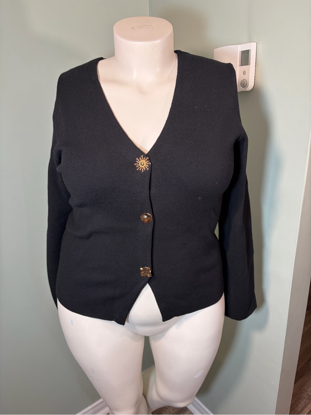 261. Simons Contemporaine Black V-Neck Buttoned Women's Sweater-cardigan